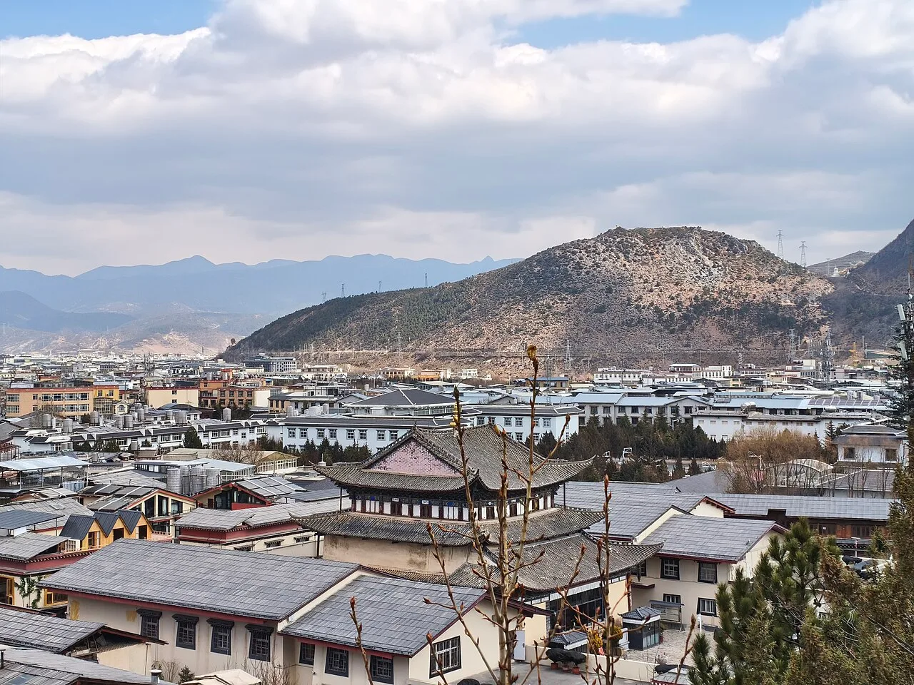 香格里拉獨克宗古城月光廣場天際線實景